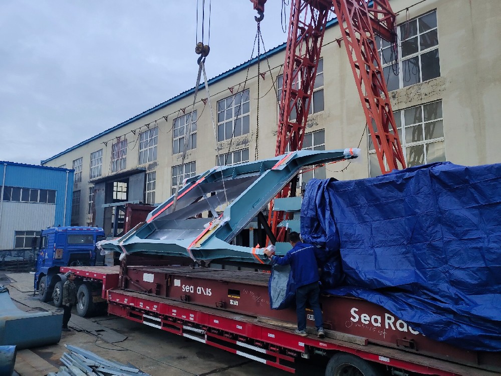 大連富泓機械設(shè)備有限公司鉚焊件成品發(fā)貨裝車